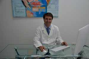 El Oftalmólogo de Torrevieja el Dr. Placeres nos hablará de la enfermedad de la miopía, causas, como detectar esta enfermedad ocular y que tratamiento tiene la miopía. Cirugía refractiva en VISIONKER Clínica oftalmológica de Torrevieja en Alicante y que tiene en su ámbito de actuación todas las poblaciones de la Vega Baja y al rededores: Dehesa de Campoamor, Orihuela, Alicante, Cdad. Quesada, La Zenia, Rojales, San Miguel de Salinas, Los Montesinos, San Fulgencio, Pilar de la Horadada, Guardamar del Segura, Bigastro, Benejúzar, Algorfa, Alicante, Almoradí, Daya Vieja, Daya Nueva, Callosa de Segura, Dolores, Catral, Albatera, S. Isidro, Torremendo, Formentera del Segura, Benijófar, San Pedro del Pinatar, San Javier, Los Alcázares, Santiago de la Ribera, La Mata, La Marina del Pinet.