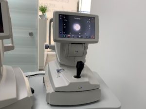 VISIONKER EYE CLINIC Contamos un equipo médico de oftalmólogos y optometristas especializado en las diferentes patologías oculares, y que puede proporcionar soluciones para los distintos defectos refractivos, las cataratas, la presbicia, el glaucoma y los problemas de la retina y la córnea.